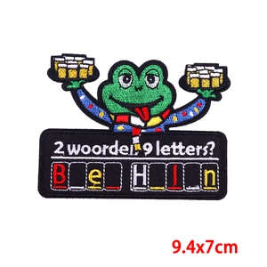Detail van Oeteldonk kikker borduursel met bierglazen voor carnaval patches 9.4x7cm