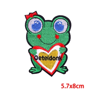 Macro detail van Oeteldonk geborduurde patch met groene kikker en hart 5.7x8cm