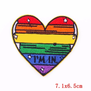 Detailansicht der herzförmigen Regenbogen-Stickerei mit I'M IN Text und 7,1x6,5cm Maßen