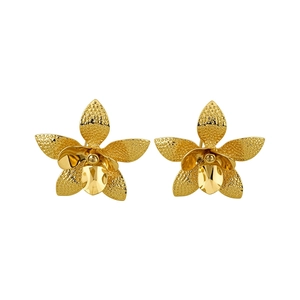Eleganti orecchini a lobo floreali dorati con petali metallici testurizzati per un look chic