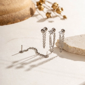 Κομψά σκουλαρίκια labret από τιτάνιο G23 με αλυσίδες και γεωμετρικά σχέδια αστεριών