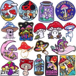 Écusson Brodé Champignon Dessin Animé DIY Thermocollant Patch en Tissu Brodé pour Vêtements Sac Chapeau Décoration Applique