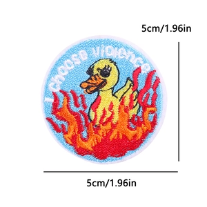 Détail de l'écusson canard rond de 5 cm avec broderie I CHOOSE VIOLENCE et motif de feu