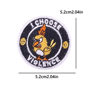 Détail de l'écusson brodé rond avec poussin et texte 'I CHOOSE VIOLENCE' personnalisé