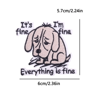 Détail de l'écusson chien brodé avec texte It's fine mesurant 6 cm sur 5,7 cm