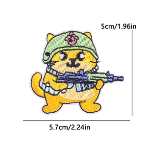 Patch brodé détaillé d'un chat jaune en tenue militaire mesurant 5cm par 5,7cm
