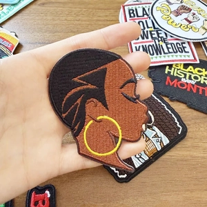 Parche bordado silueta mujer negra con pendiente amarillo para decoración de ropa