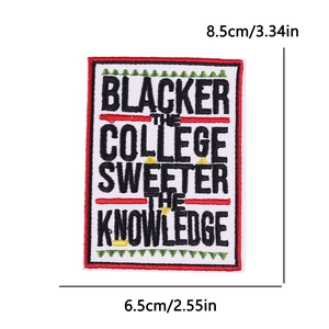 Parche bordado detallado con eslogan Black College y borde rojo de 8.5x6.5cm