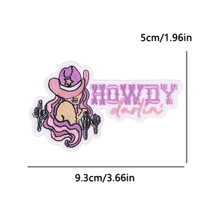 Detailansicht des rosa Western-Cowboy-Stickaufnähers mit Howdy Darlin-Text und Größentabelle