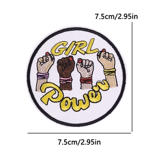 Parche bordado Girl Power de 7,5 cm con cuatro puños en alto de tonos de piel variados