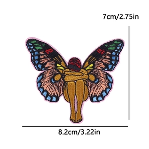 Detalle del parche bordado de hada mariposa colorida con medidas de altura de 7 cm
