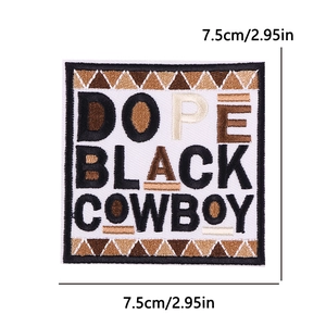 Primer plano de parche bordado cuadrado Dope Black Cowboy con costuras detalladas y medidas
