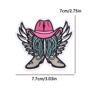 Gestickter Aufnäher mit rosa Westernhut und geflügeltem Stiefel zum Aufbügeln