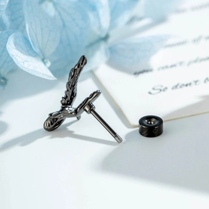 Clou d'oreille aigle style sombre en métal noir avec fermeture à vis de sécurité