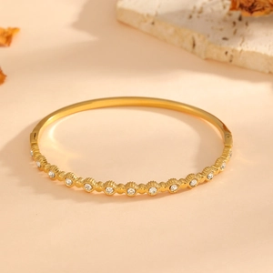 Dettaglio di un bracciale in acciaio inossidabile placcato oro 18k con cristalli