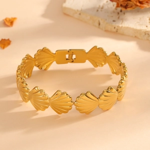 Dettaglio di elegante bracciale placcato oro 18k in acciaio con maglie a conchiglia