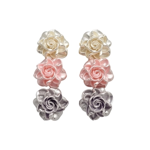 Orecchini pendenti a tripla rosa in resina con perni in argento per donna eleganti
