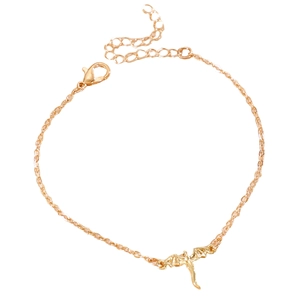 Vue détaillée d'un pendentif dragon doré sur un bracelet à chaîne à maillons réglable