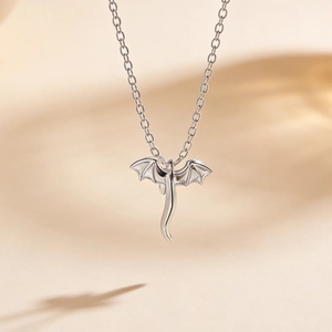 Gros plan détaillé d'un collier pendentif dragon argenté de style punk avec ailes