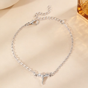 Vue détaillée d'une chevillère dragon en argent dotée d'une chaîne de réglage pratique.