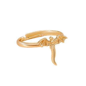 Détail montrant le design complexe d'aile de dragon de la bague réglable couleur dorée.