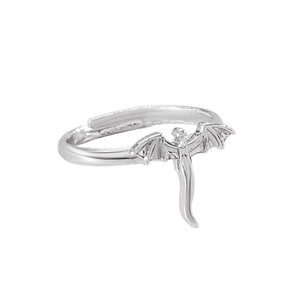 Vue détaillée d'une bague dragon punk réglable en argent avec texture d'aile précise