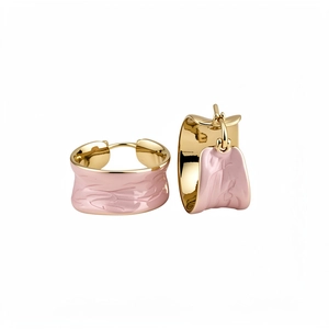 Orecchini a cerchio placcati oro 18k con smalto rosa e raffinato design testurizzato