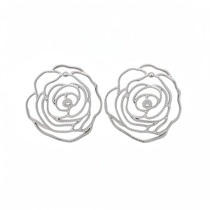 Eleganti orecchini a lobo a rosa traforata in argento dal design raffinato