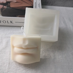 Makro-Detail einer 3D-Lippen-Silikonform für Kerzen und einer fertigen weißen Bastelkerze