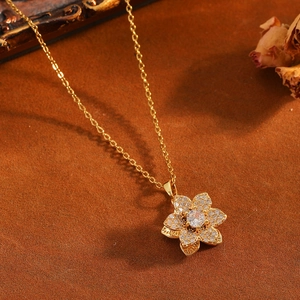 Detailansicht einer eleganten goldenen Blumen-Halskette mit funkelnden Kristallverzierungen