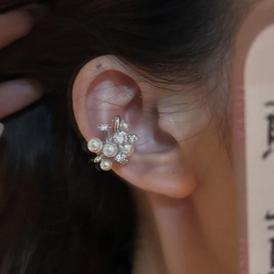 Orecchini a Clip Ear Cuff a Forma di Fiore con Perle Artificiali e Strass Colore Argento Gioielli Semplici e Versatili per Donna