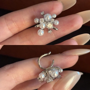 Earcuff a fiore con perle e zirconi, finitura argento, design senza buco