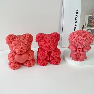 Dreiteiliges rotes Set mit Rosenbären- und Blumendesign auf minimalistischem Dekor