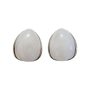 Eleganti orecchini a lobo in acrilico bianco a forma di goccia con bordi argentati lucidi