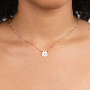 Minimalist Stainless Steel Necklace With White Shell Flower Pendant 18K Gold Plated Hypoallergenic Women Jewelry