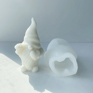 Dettaglio dello stampo in silicone per gnomo 3D con lo stampo e lo gnomo finito a cuore