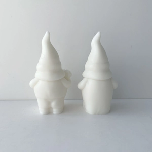 Dettaglio macro di stampi in silicone a forma di gnomo per candele fai-da-te e resina