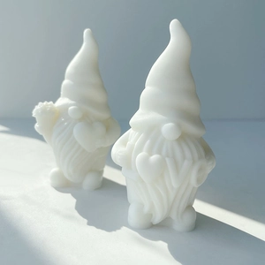 Dettaglio dello stampo in silicone a forma di gnomo con motivi di cuori e scritta LOVE