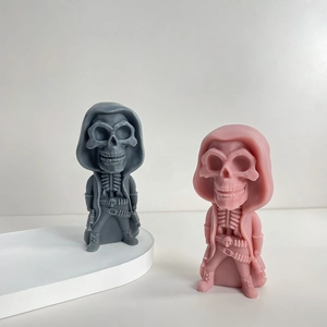 Dettaglio di statuette di scheletri in silicone opaco con mantelli con cappuccio