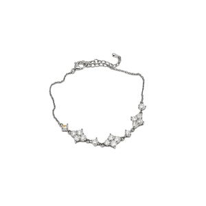 Bracciale scintillante color argento con quattro ciondoli a fiore in zirconi cubici