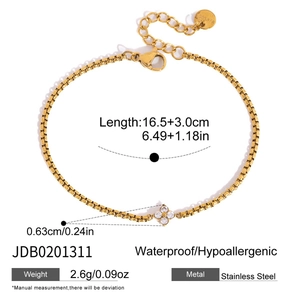 Detailed view of gold stainless steel clover bracelet with dimensions and weight info