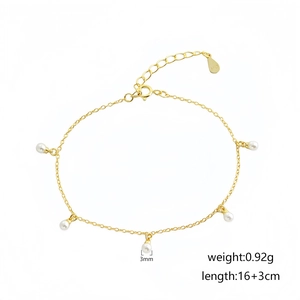 Bracelet délicat en argent 925 doré avec cinq perles blanches de 3 mm de diamètre