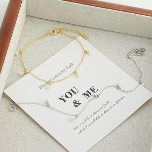 Détail de bracelets en perles d'argent s925 élégants en or et argent sur une carte cadeau
