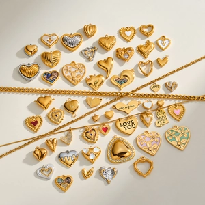 Primo piano di vari ciondoli a cuore in acciaio inossidabile con smalto e strass.