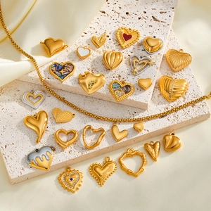 Collezione dettagliata di vari ciondoli a cuore in acciaio inossidabile con smalto e strass