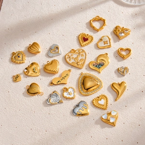 Vari ciondoli a cuore in acciaio inossidabile DIY con dettagli in smalto, strass e conchiglia