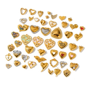 Ciondoli a cuore in acciaio inox con smalto, strass e inserti in conchiglia