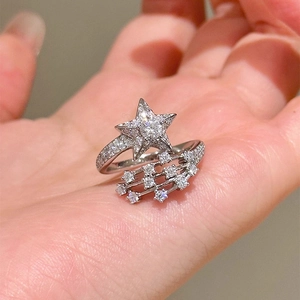 Nahaufnahme eines eleganten verstellbaren Silberrings mit funkelndem Stern aus Zirkonia