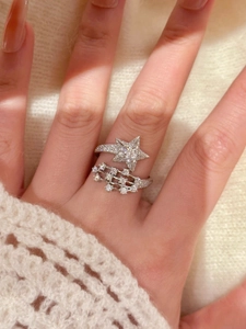 Eleganter silberner Stern-Zirkon-Ring mit verstellbarem Band für Damen am Finger