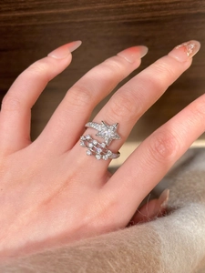 Detailansicht eines eleganten silbernen offenen Rings mit schimmerndem Zirkonia-Stern.